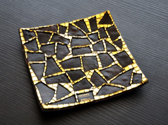 Decorative glass plate with gold mosaic